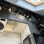 Letzi Private En-Suite, Near Heathrow Airport T3