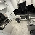 Letzi Private En-Suite, Near Heathrow Airport T3