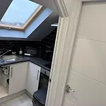 Letzi Private En-Suite, Near Heathrow Airport T3