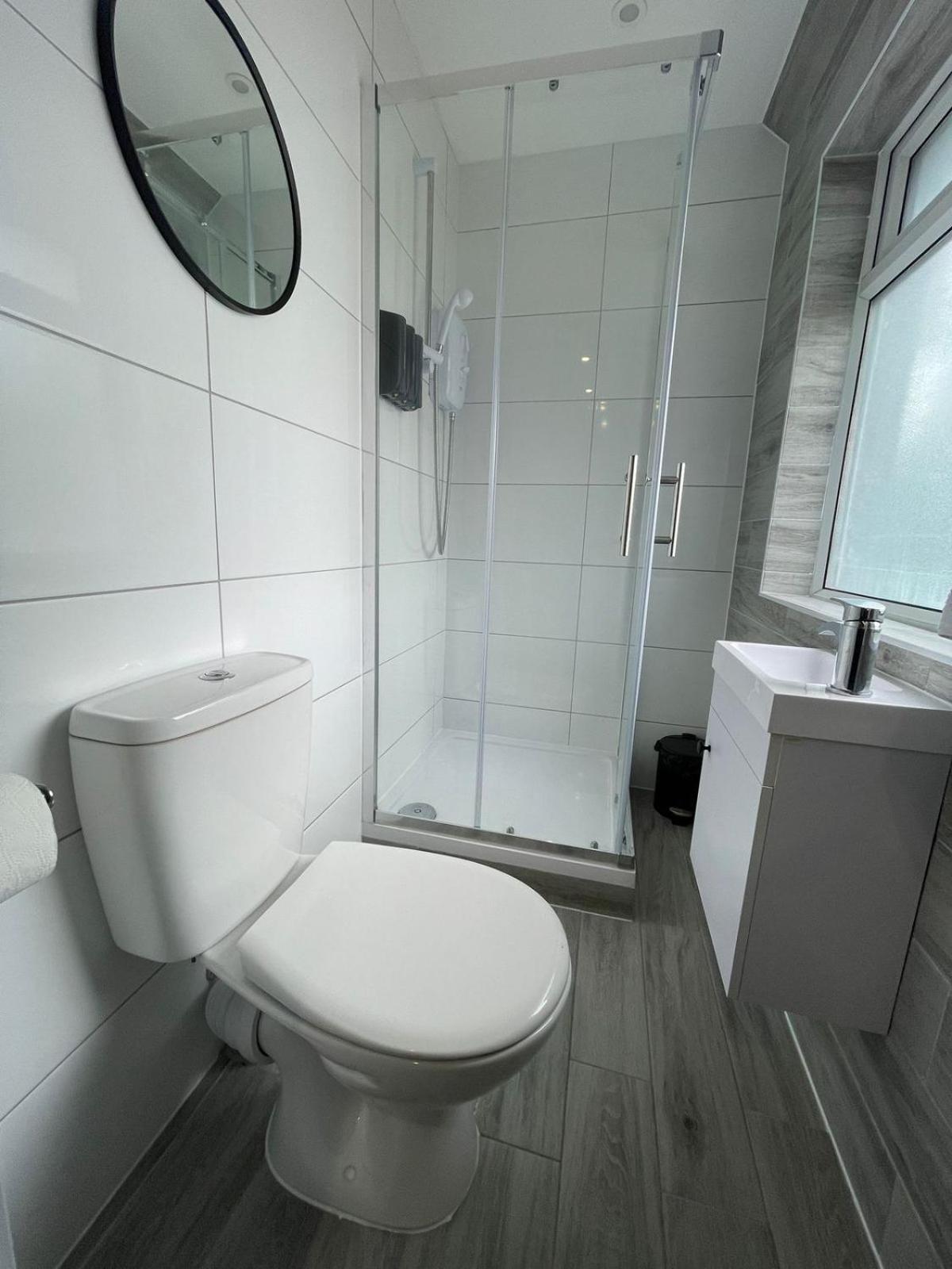Letzi Private En-suite, Near Heathrow Airport T3 * Hayes (Greater London)
