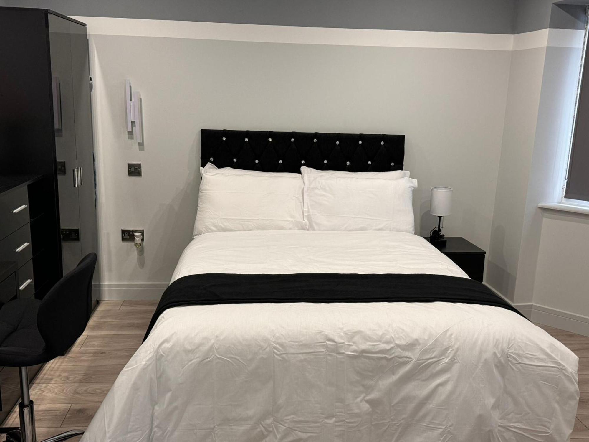 Letzi Private En-suite, Near Heathrow Airport T3