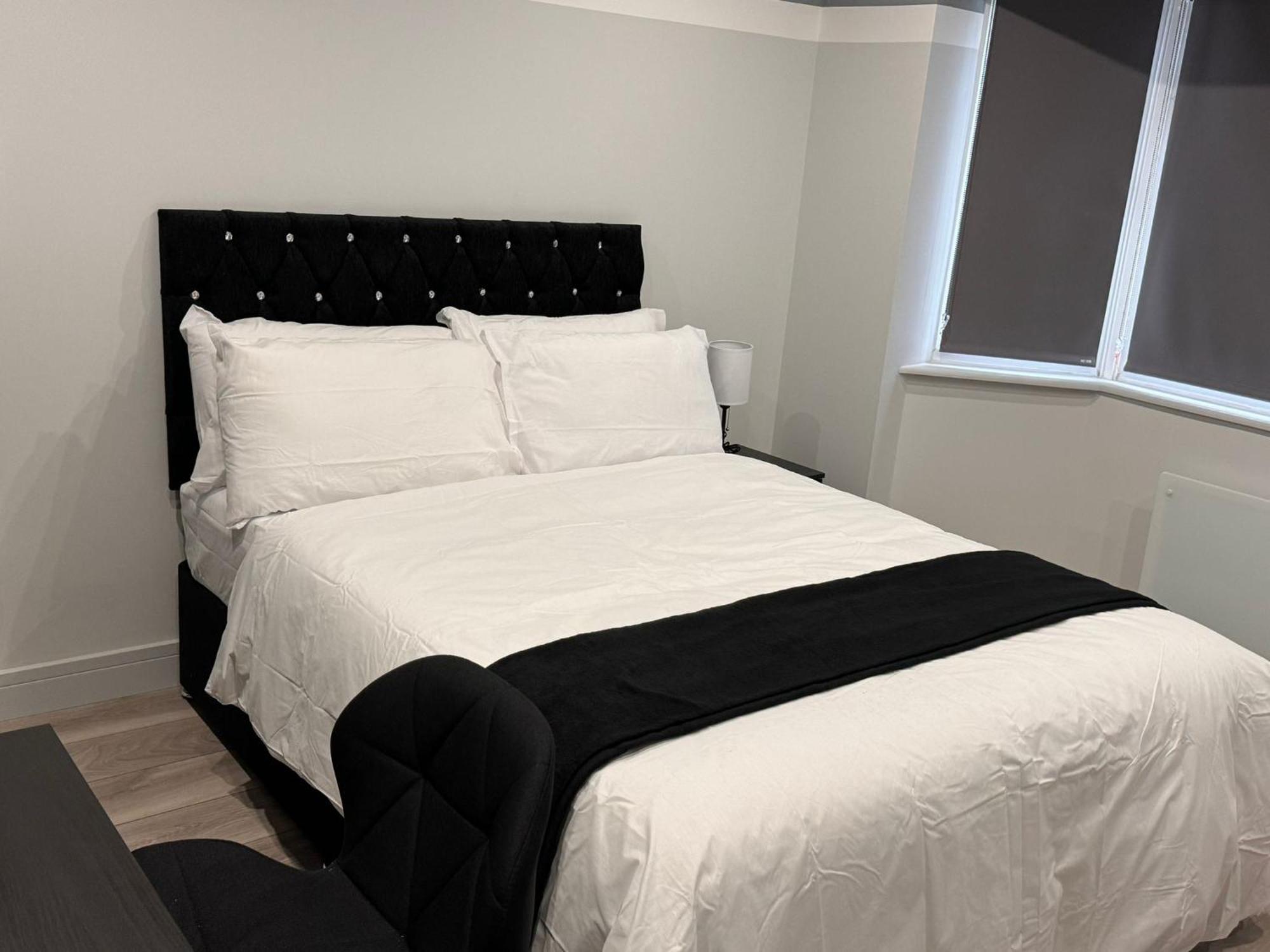 Guest house Letzi Private En-suite, Near Heathrow Airport T3 *