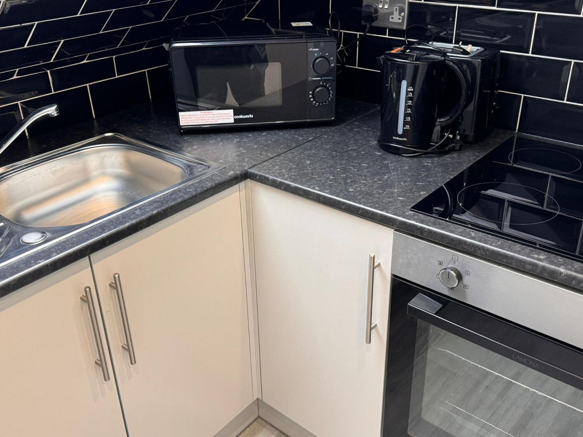 Letzi Private En-suite, Near Heathrow Airport T3 Guest house *