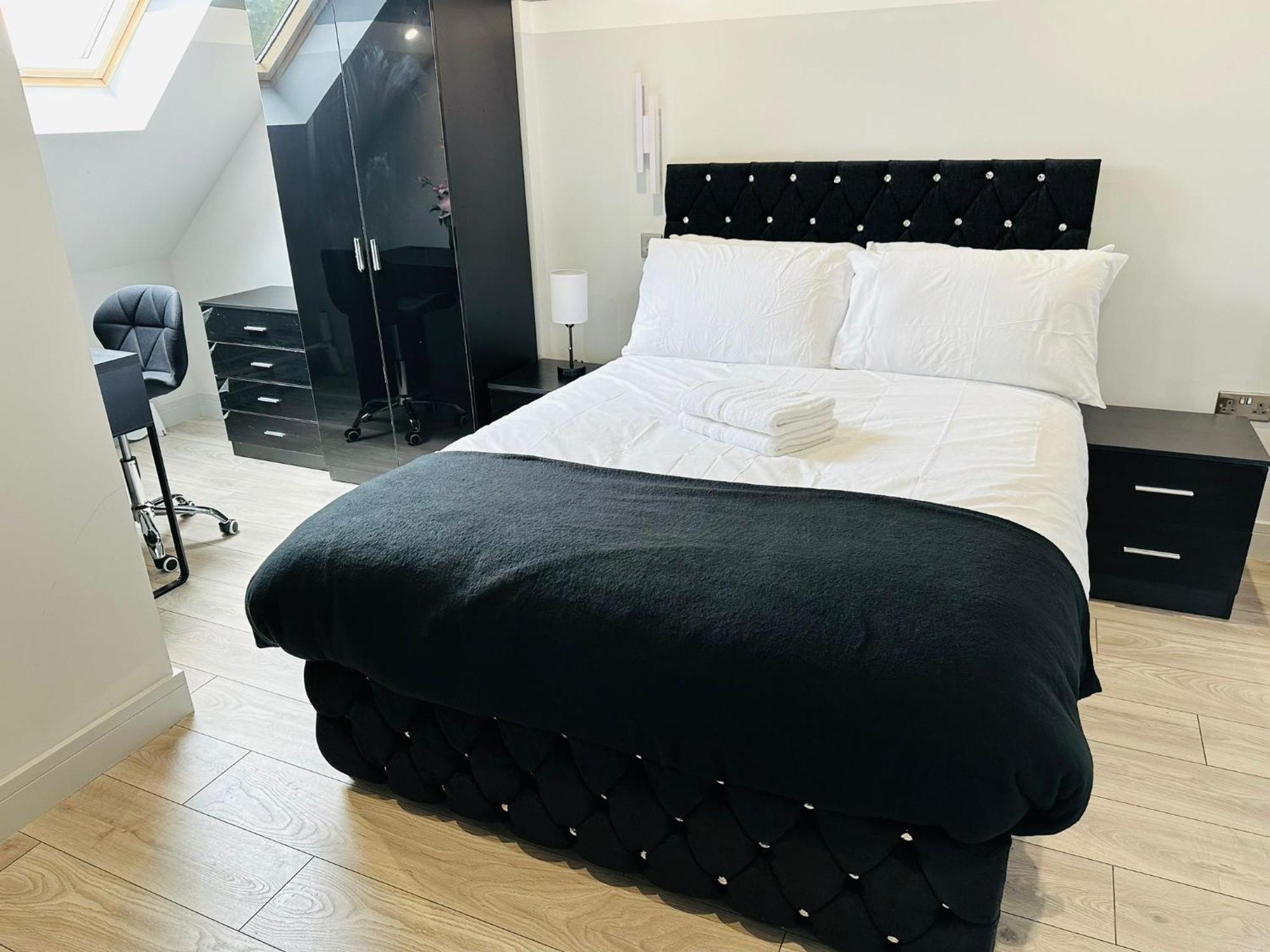 Letzi Private En-suite, Near Heathrow Airport T3 Hayes (Greater London)
