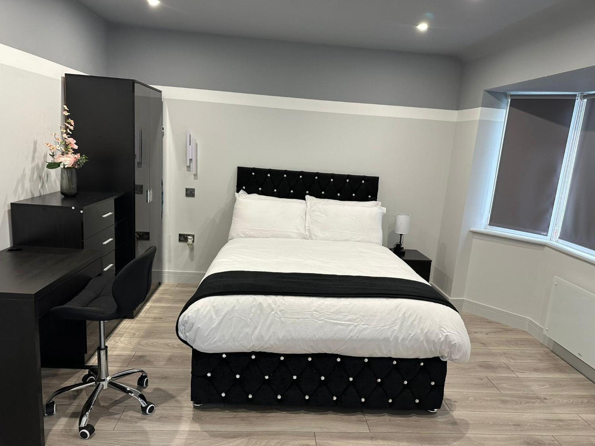 Guest house Letzi Private En-suite, Near Heathrow Airport T3 *