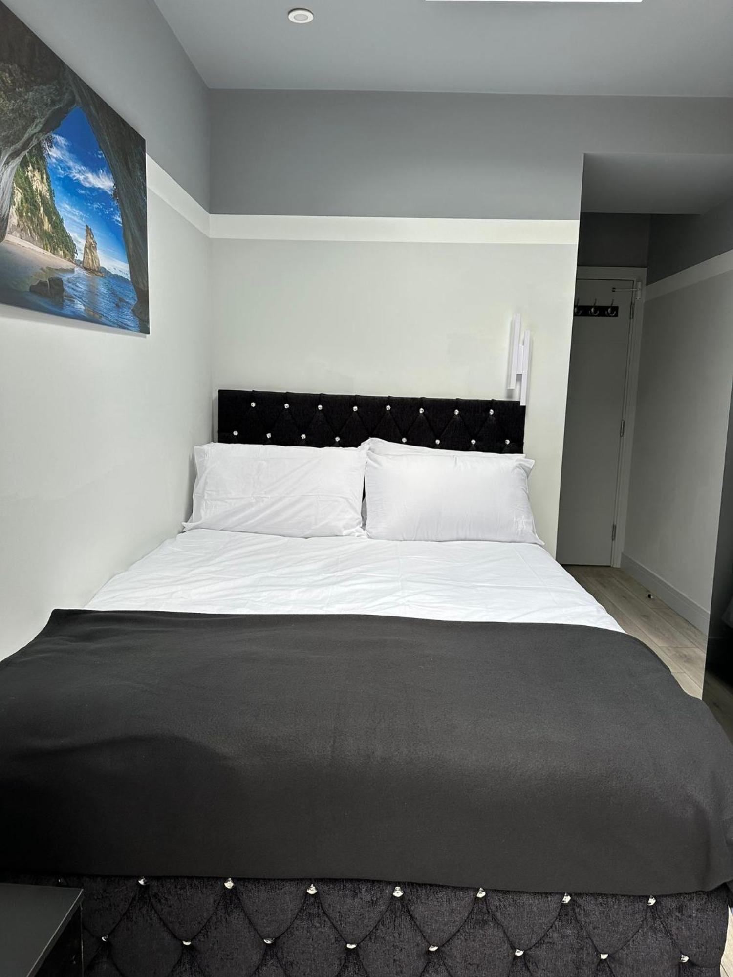 Letzi Private En-suite, Near Heathrow Airport T3 * Hayes (Greater London)