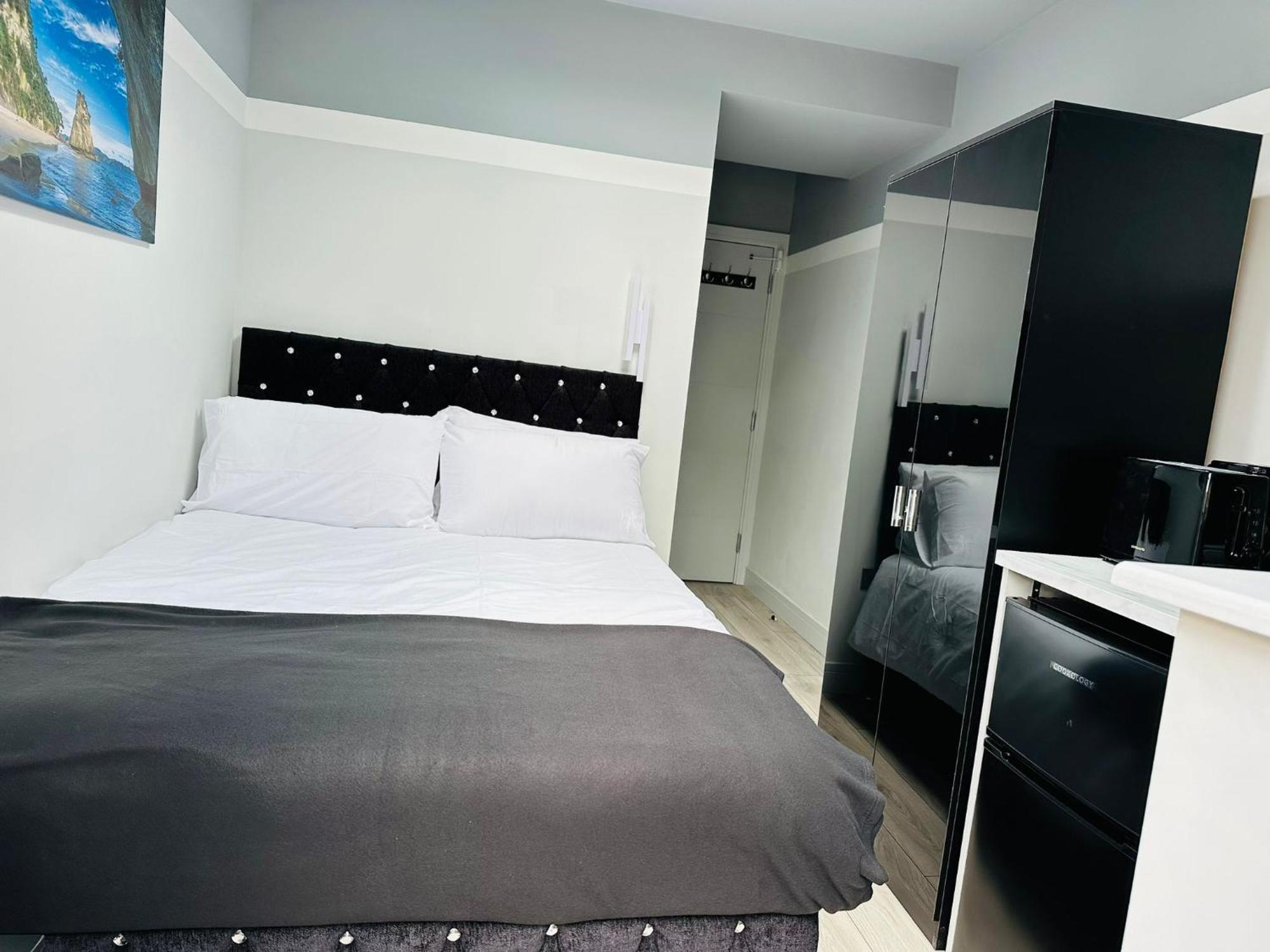 Letzi Private En-suite, Near Heathrow Airport T3 Guest house