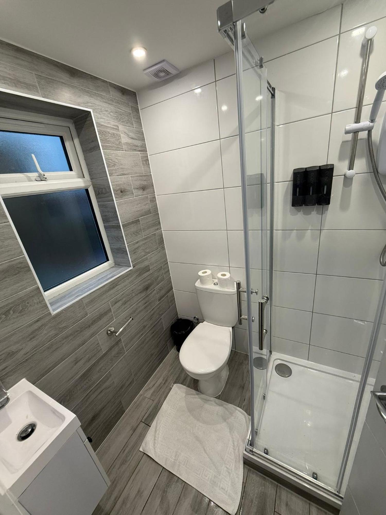 Letzi Private En-suite, Near Heathrow Airport T3 Hayes (Greater London)