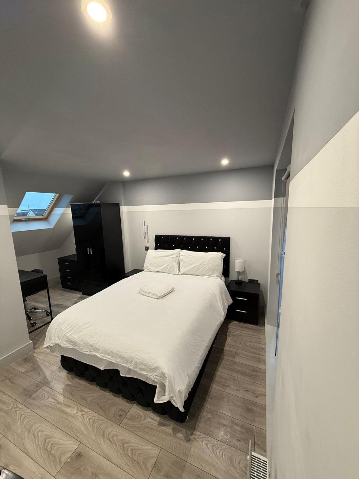 Letzi Private En-suite, Near Heathrow Airport T3 *