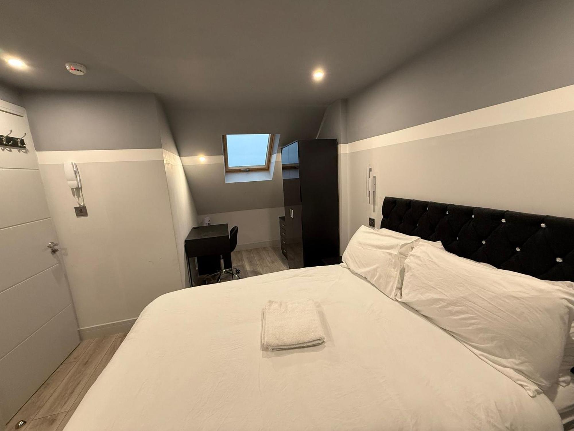 Letzi Private En-suite, Near Heathrow Airport T3 * Hayes (Greater London)