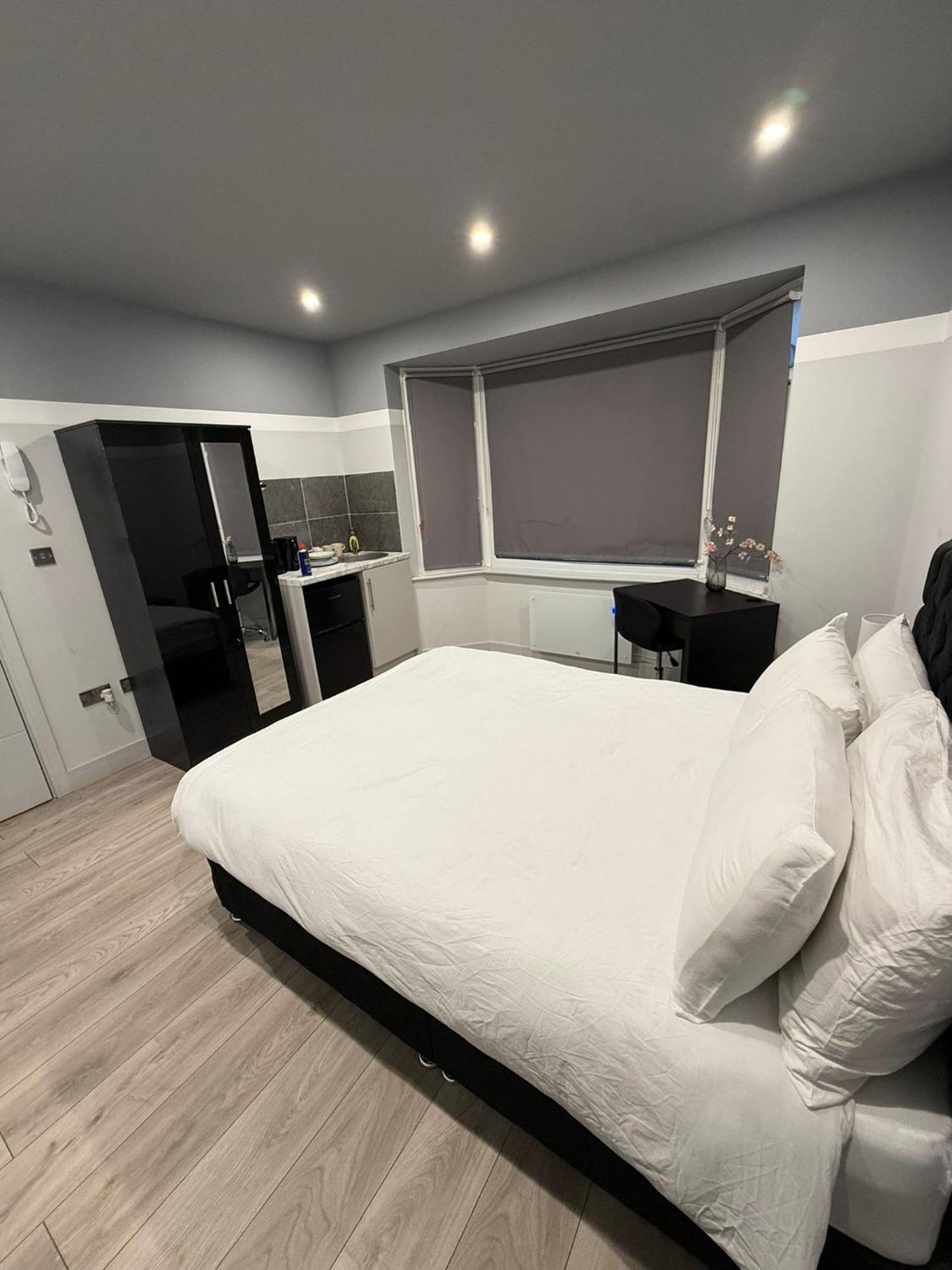 Letzi Private En-suite, Near Heathrow Airport T3 * Hayes (Greater London)