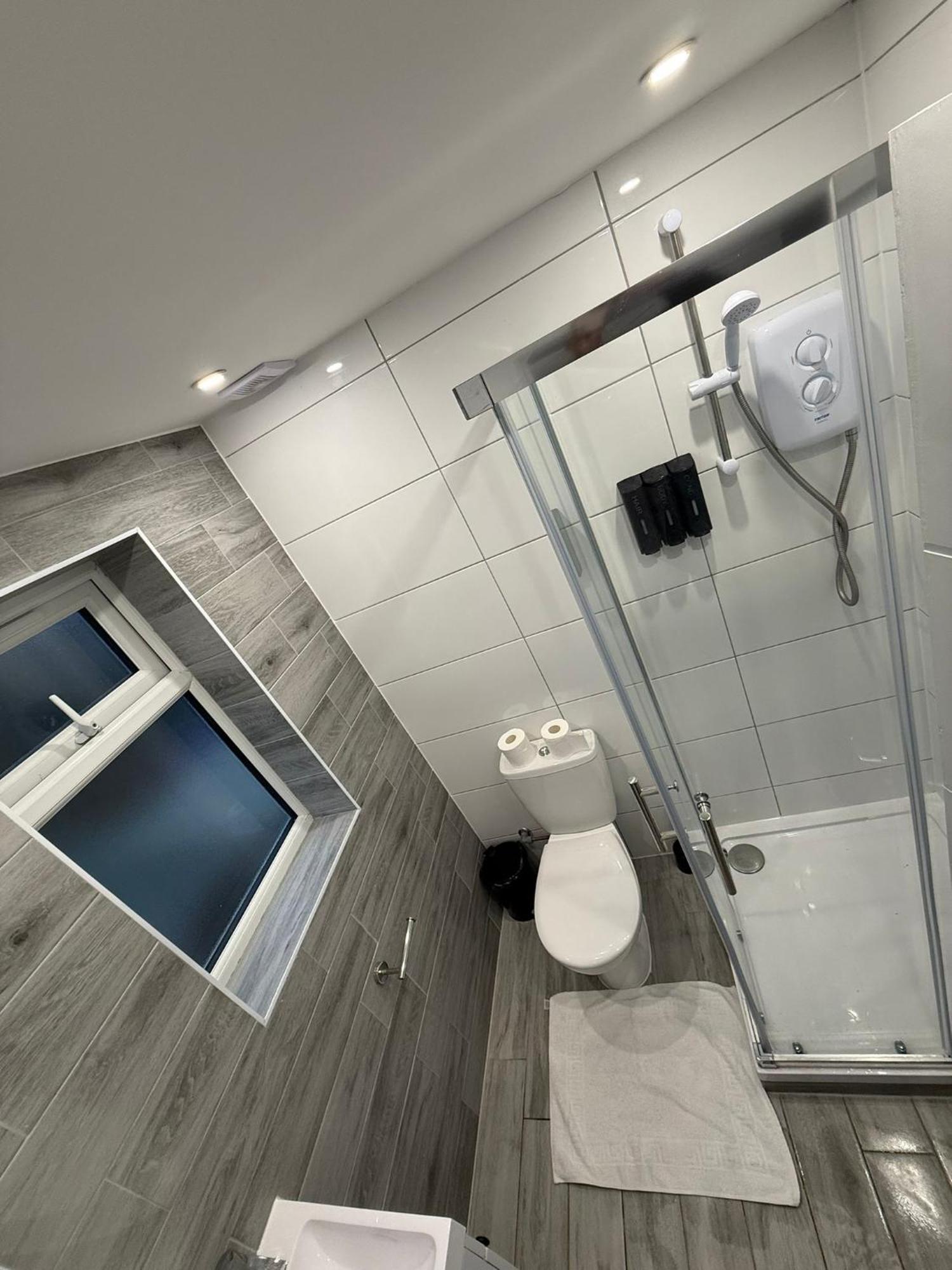 Letzi Private En-suite, Near Heathrow Airport T3