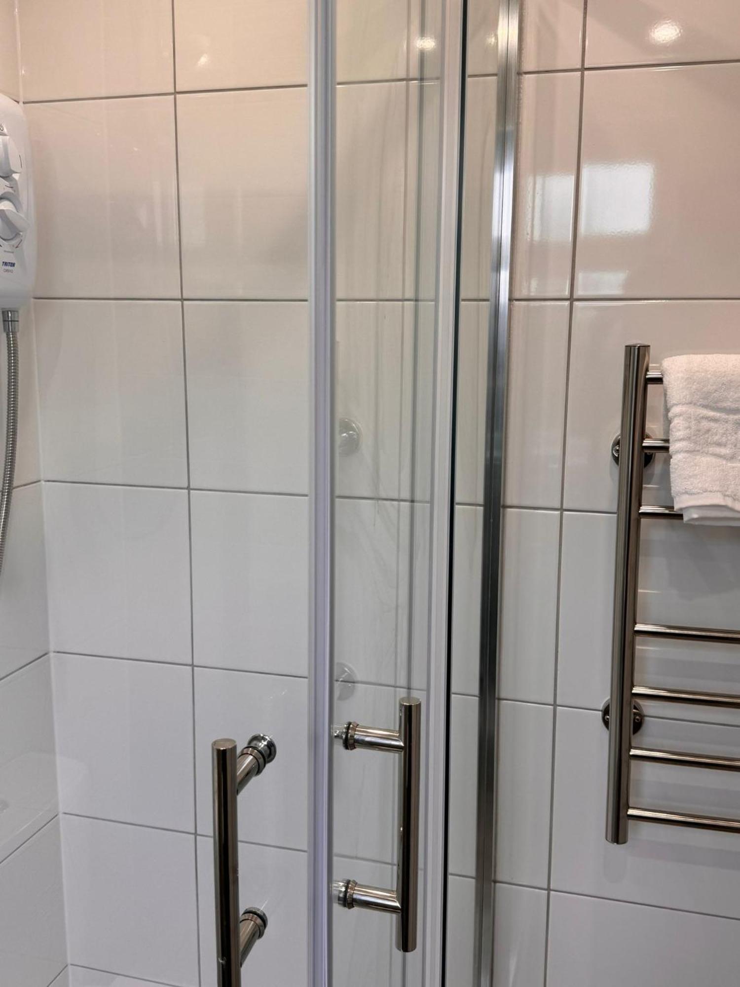 Letzi Private En-suite, Near Heathrow Airport T3 Guest house
