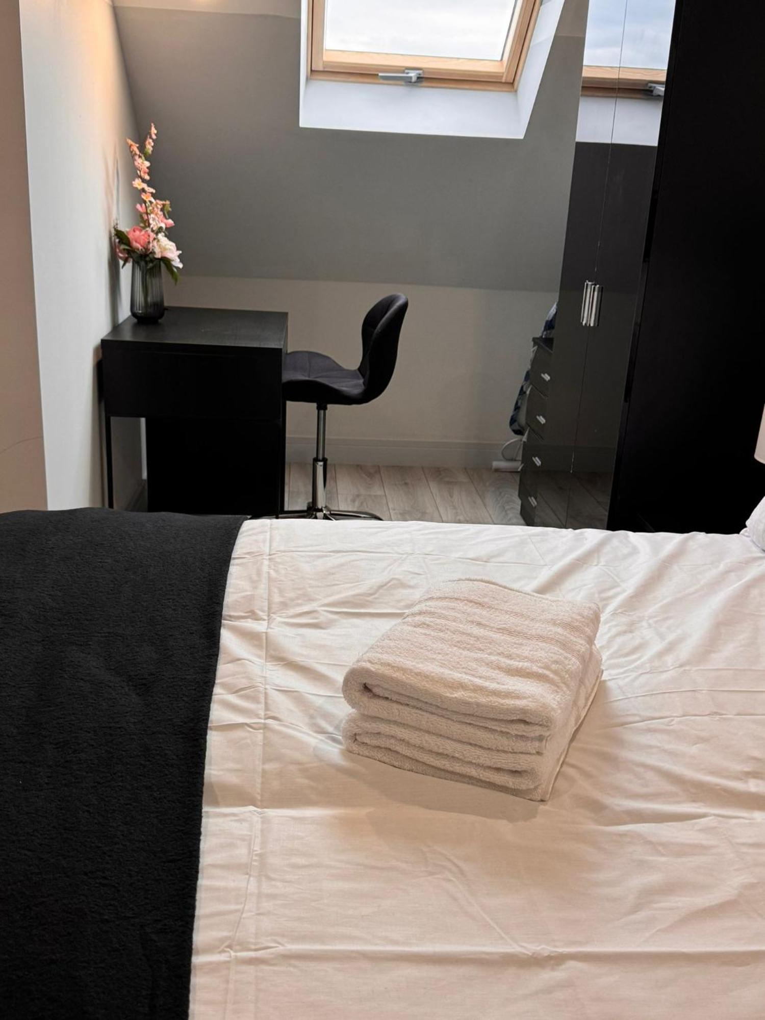 Guest house Letzi Private En-suite, Near Heathrow Airport T3 *