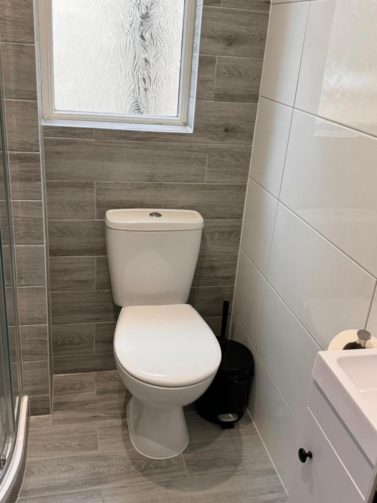 Guest house Letzi Private En-suite, Near Heathrow Airport T3 *