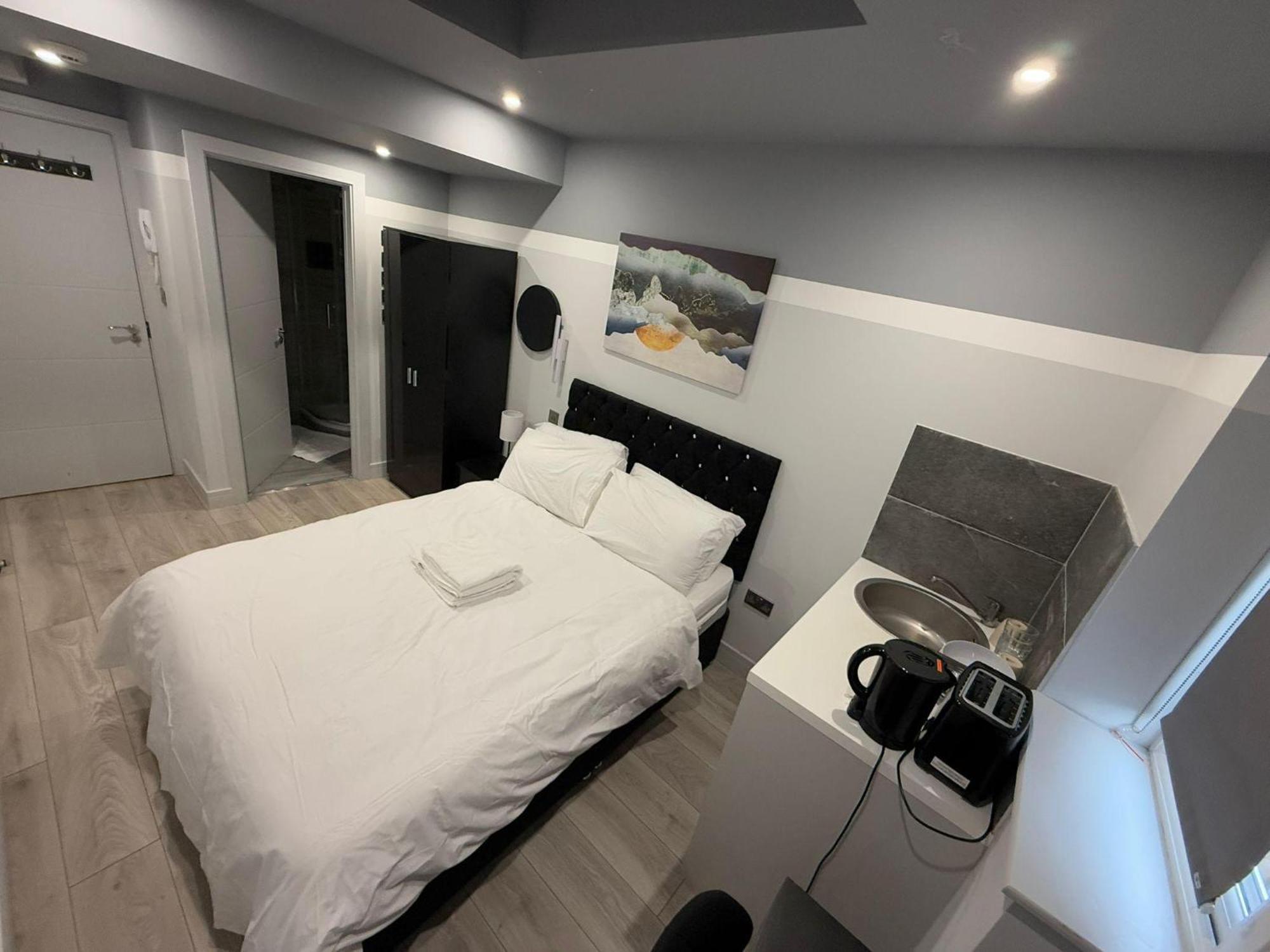 Letzi Private En-suite, Near Heathrow Airport T3 Guest house