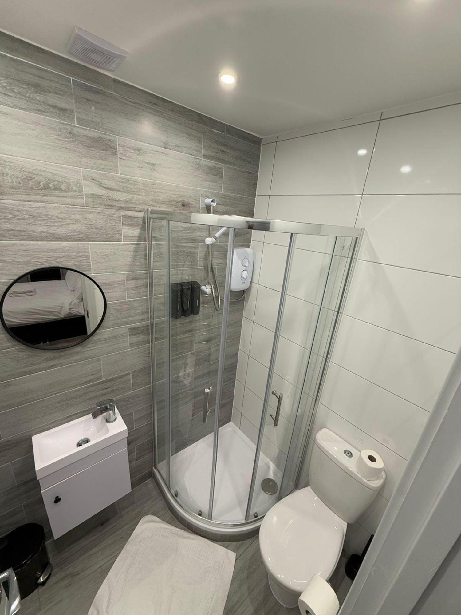 Guest house Letzi Private En-suite, Near Heathrow Airport T3 *