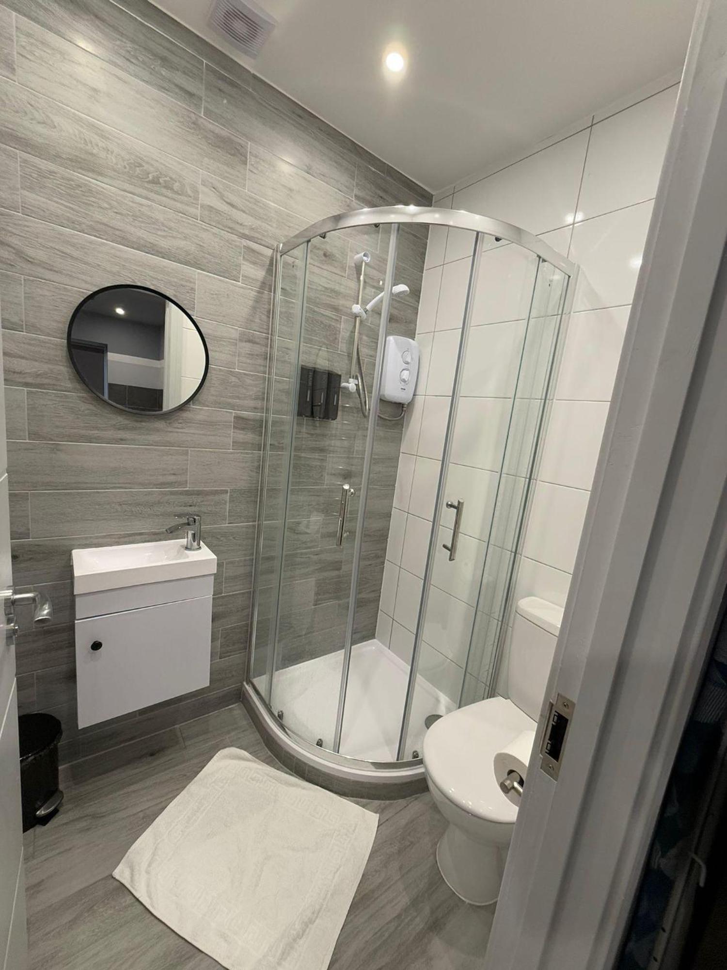 Letzi Private En-suite, Near Heathrow Airport T3