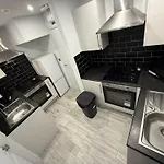 Letzi Private En-Suite, Near Heathrow Airport T3