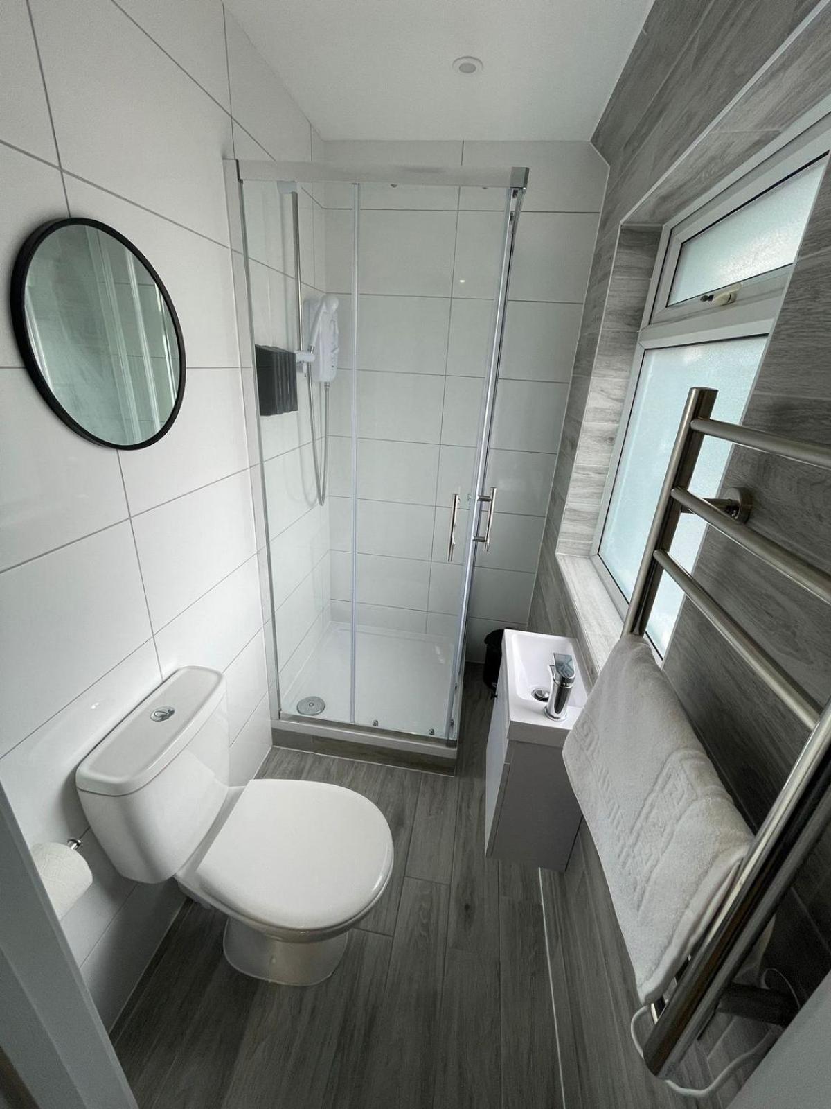 Letzi Private En-suite, Near Heathrow Airport T3 Guest house *