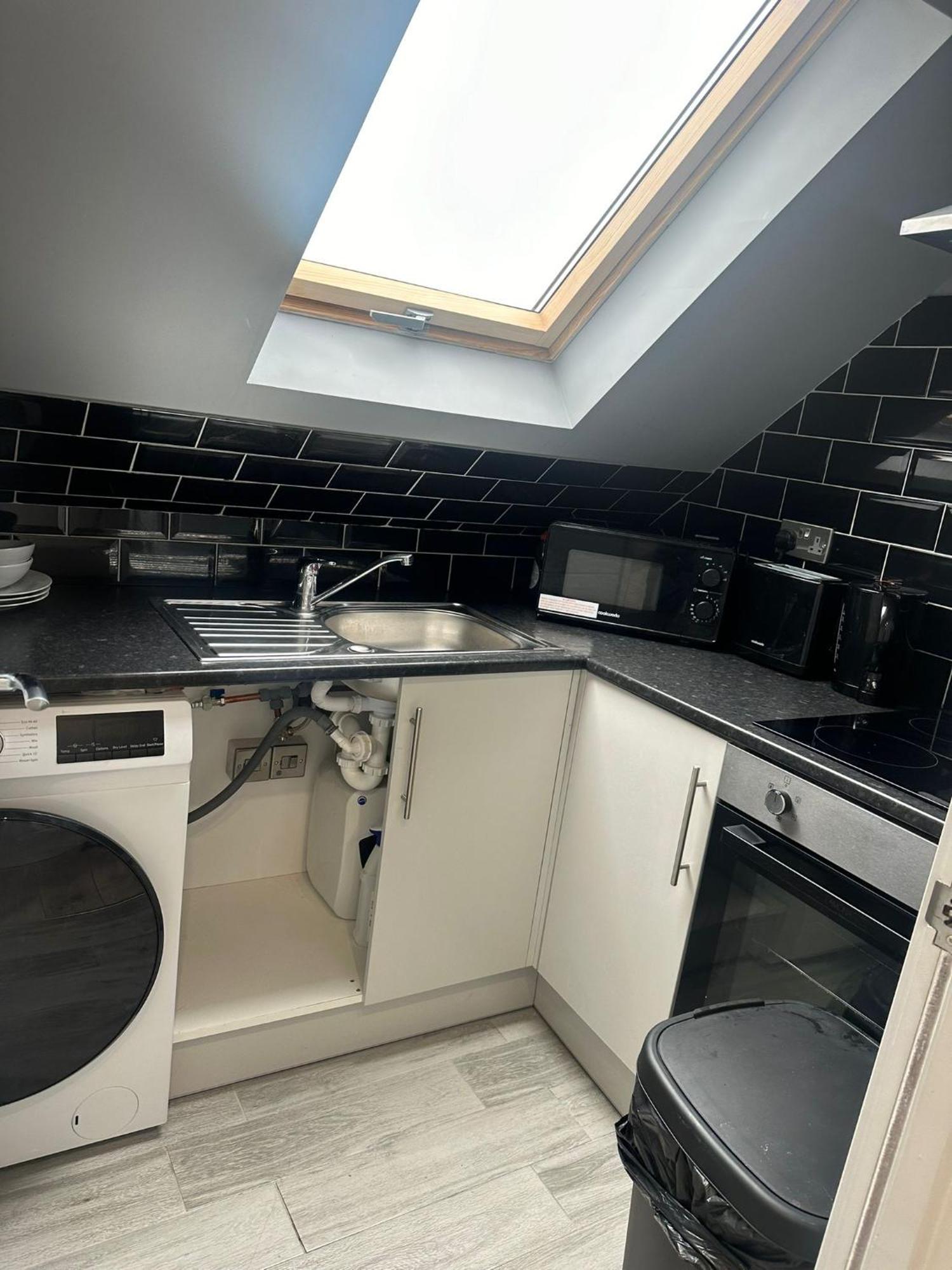 Letzi Private En-suite, Near Heathrow Airport T3