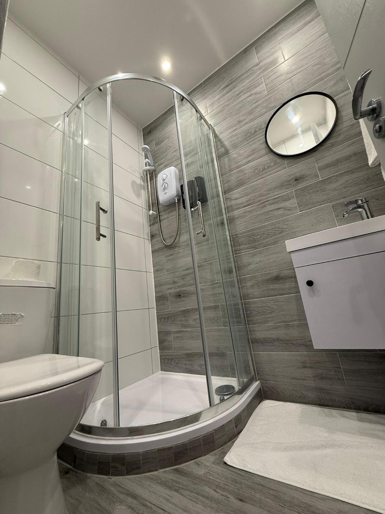 Letzi Private En-suite, Near Heathrow Airport T3 *