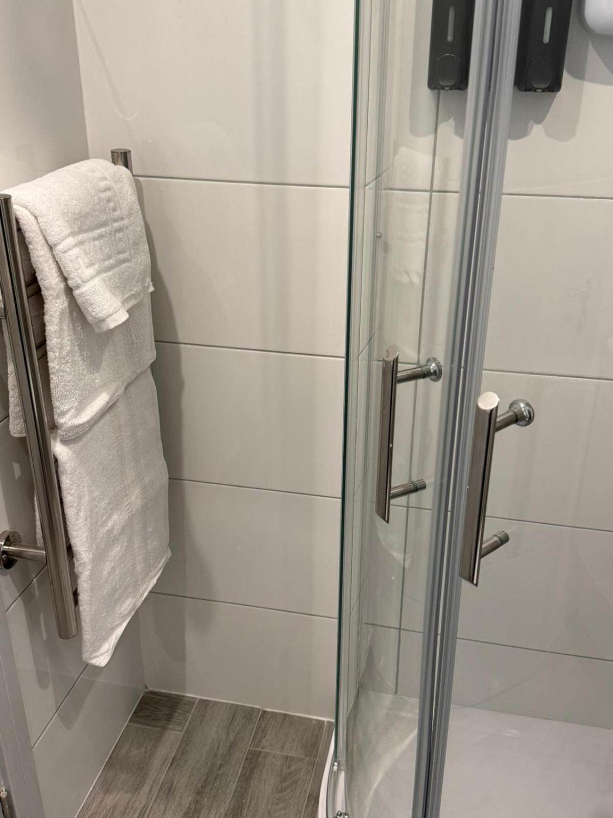 Letzi Private En-suite, Near Heathrow Airport T3