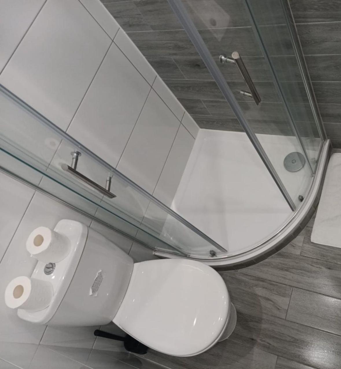 Letzi Private En-suite, Near Heathrow Airport T3 Hayes (Greater London)